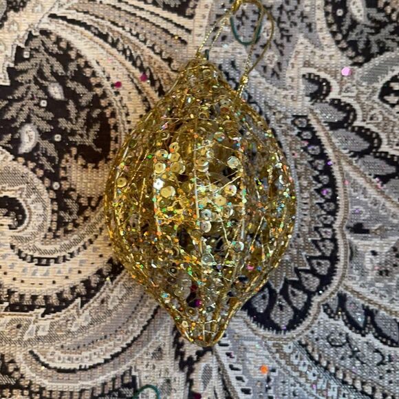 FOUR ORNAMENTS inside one! - Picture 1 of 4